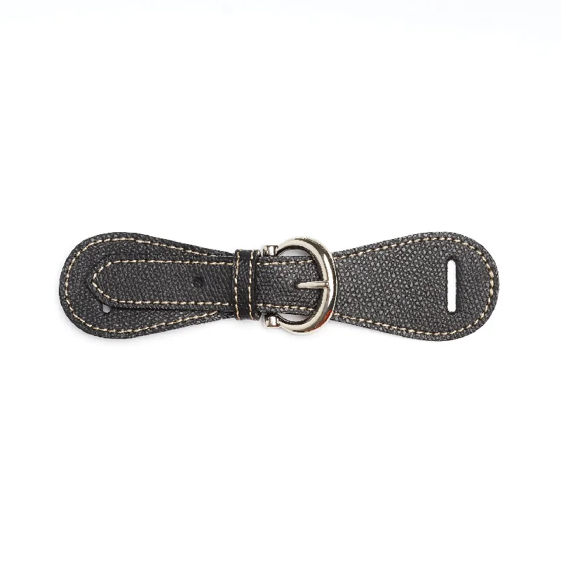 Wool blend scarf with a cable knit texture for a traditional appealBLACK LEATHER SCARF-BUCKLE Wool blend scarf with a cable knit texture for a traditional appealBLACK LEATHER SCARF-BUCKLE
