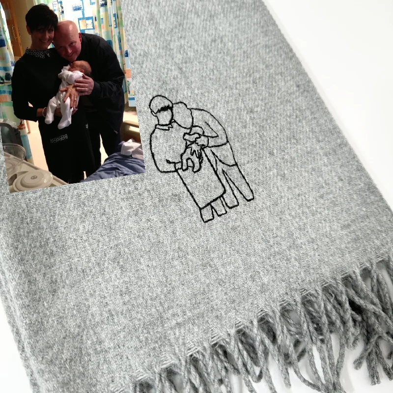 Striped scarf in contrasting colors for a classic and versatile lookOutline Moment Scarf Striped scarf in contrasting colors for a classic and versatile lookOutline Moment Scarf