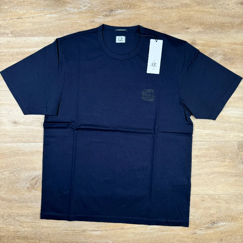 Men's tie - dye t - shirts with a bohemian styleC.P. Company Metropolis Mercerized Logo T-Shirt in Navy Men's tie - dye t - shirts with a bohemian styleC.P. Company Metropolis Mercerized Logo T-Shirt in Navy