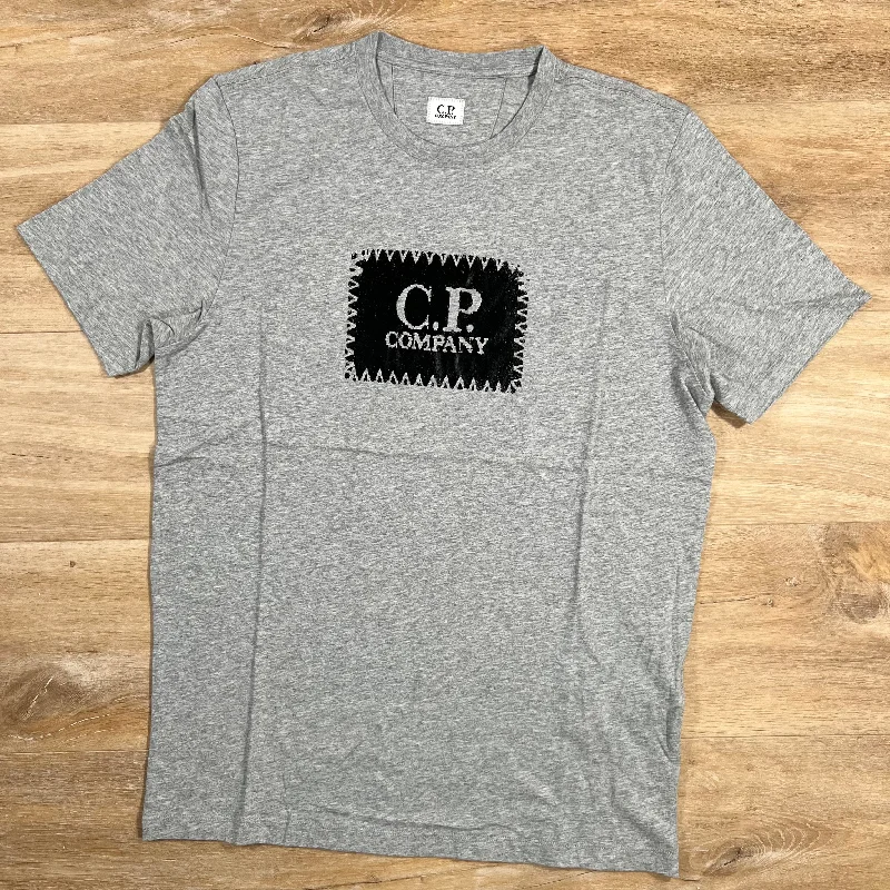 Men's short - sleeve linen t - shirts for summer beach outingsC.P. Company Stitch Block Logo T-Shirt in Grey Men's short - sleeve linen t - shirts for summer beach outingsC.P. Company Stitch Block Logo T-Shirt in Grey