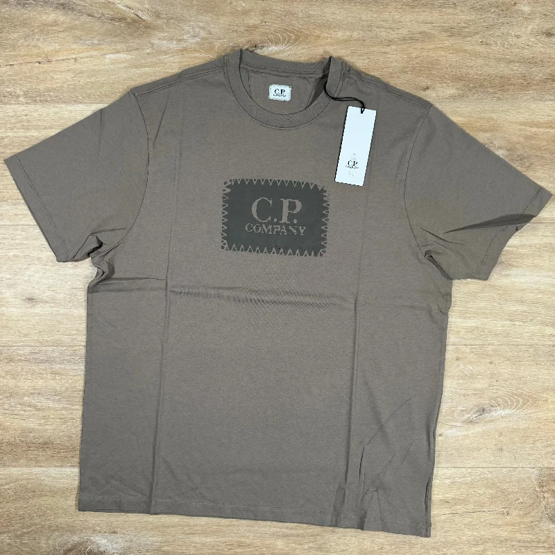 Men's v - neck muscle t - shirts for a body - building aestheticC.P. Company Stitch Block Logo T-Shirt in Walnut Men's v - neck muscle t - shirts for a body - building aestheticC.P. Company Stitch Block Logo T-Shirt in Walnut